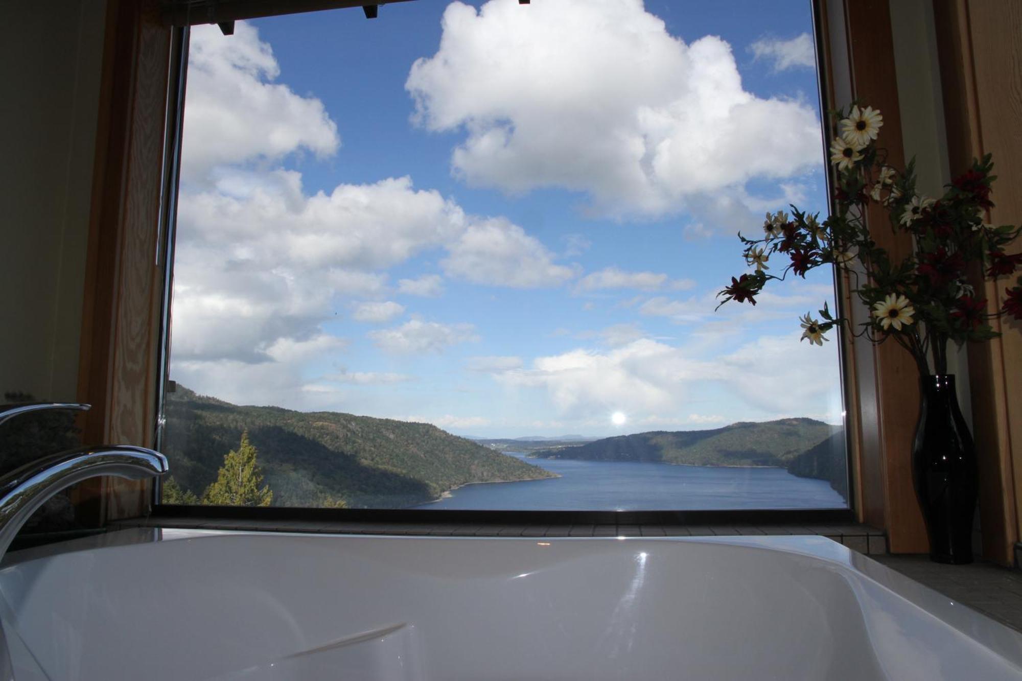Moon Water Lodge Malahat الغرفة الصورة
