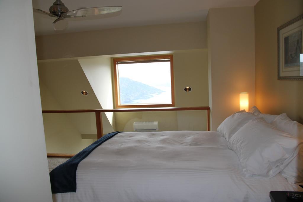 Moon Water Lodge Malahat الغرفة الصورة