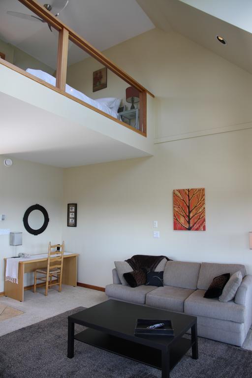 Moon Water Lodge Malahat الغرفة الصورة
