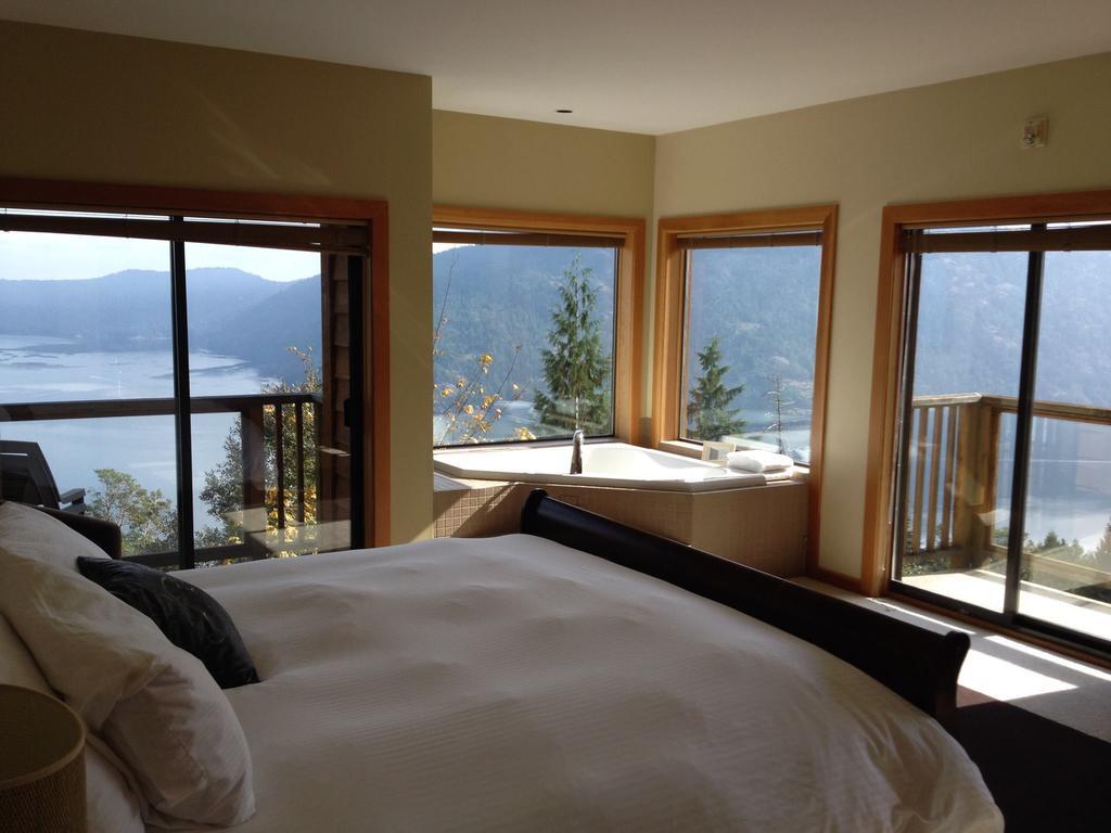 Moon Water Lodge Malahat الغرفة الصورة