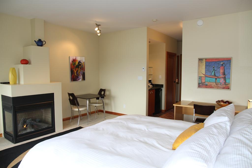 Moon Water Lodge Malahat الغرفة الصورة