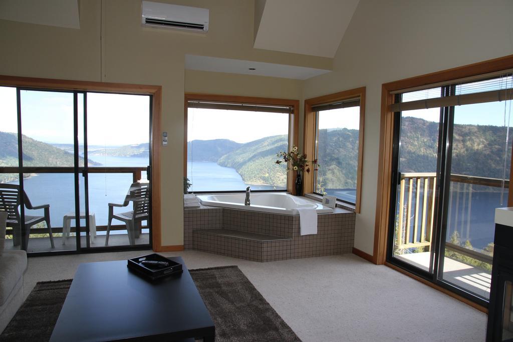 Moon Water Lodge Malahat الغرفة الصورة