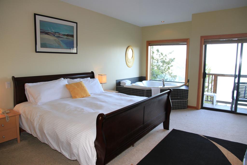 Moon Water Lodge Malahat الغرفة الصورة